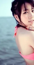美丽的软妹子在清凉海风吹拂下，显得唯美十足