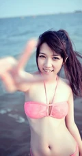 美丽的软妹子在清凉海风吹拂下，显得唯美十足