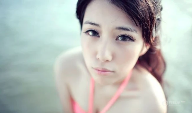 美丽的软妹子在清凉海风吹拂下，显得唯美十足