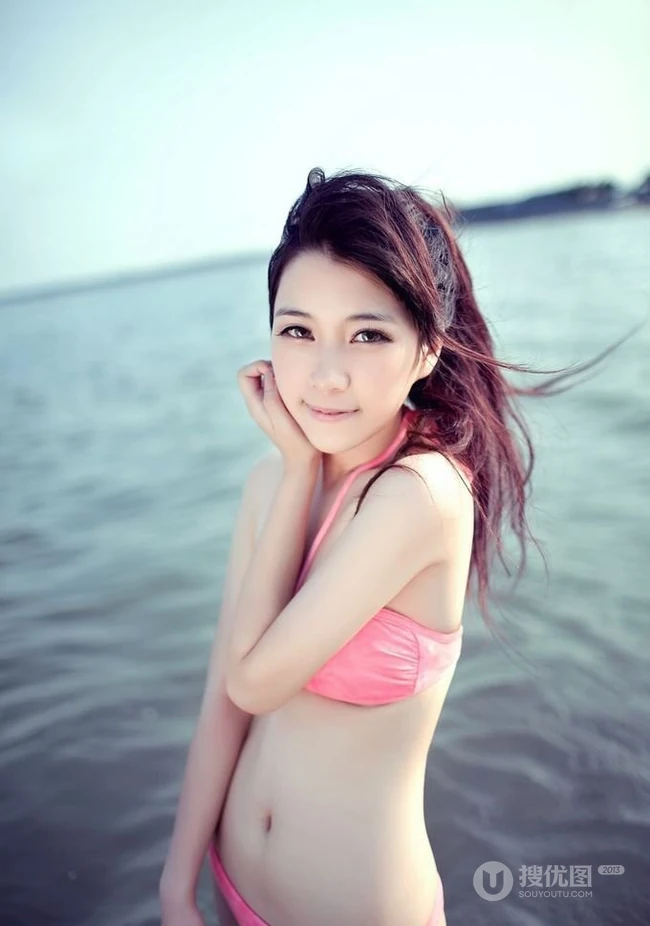 美丽的软妹子在清凉海风吹拂下，显得唯美十足