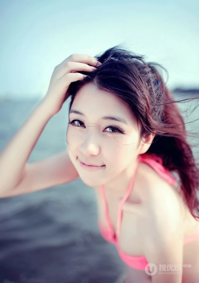 美丽的软妹子在清凉海风吹拂下，显得唯美十足