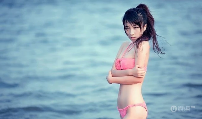 美丽的软妹子在清凉海风吹拂下，显得唯美十足