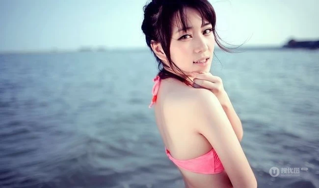 美丽的软妹子在清凉海风吹拂下，显得唯美十足