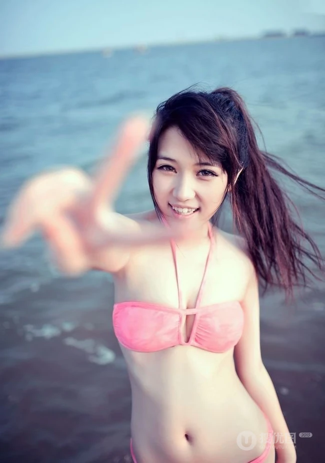 美丽的软妹子在清凉海风吹拂下，显得唯美十足