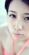 美丽的软妹子在清凉海风吹拂下，显得唯美十足