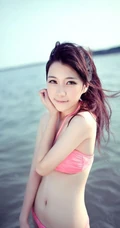 美丽的软妹子在清凉海风吹拂下，显得唯美十足