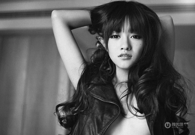 热舞女生《易倩》写真图片大全