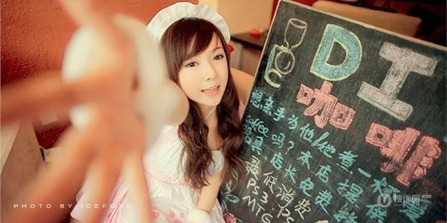 女仆装妹子图片_可爱女生女仆卖咖啡