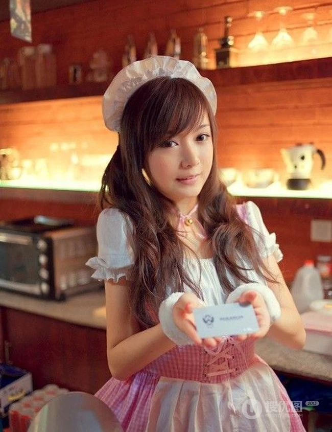 女仆装妹子图片_可爱女生女仆卖咖啡