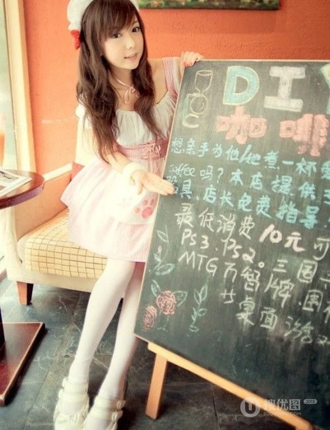 女仆装妹子图片_可爱女生女仆卖咖啡