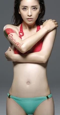 黄小蕾气质亮眼泳装图片