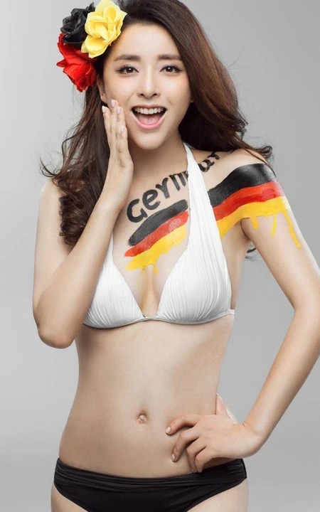 黄小蕾气质亮眼泳装图片