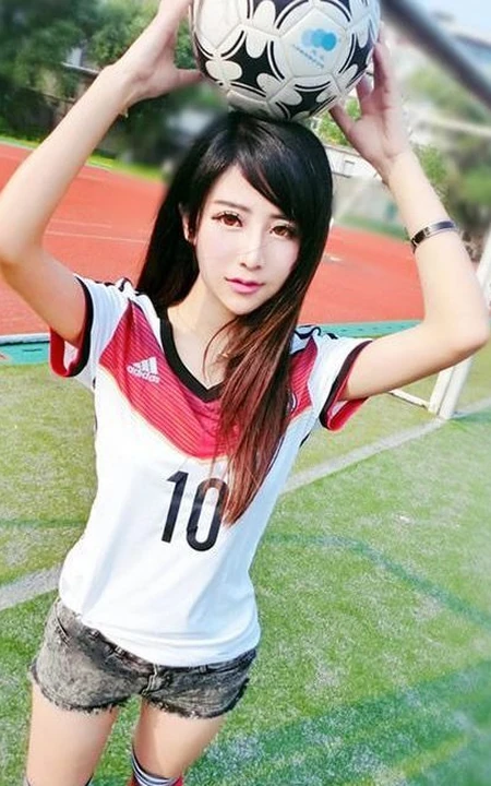 足球宝贝夏小薇绿茵场唯美图片