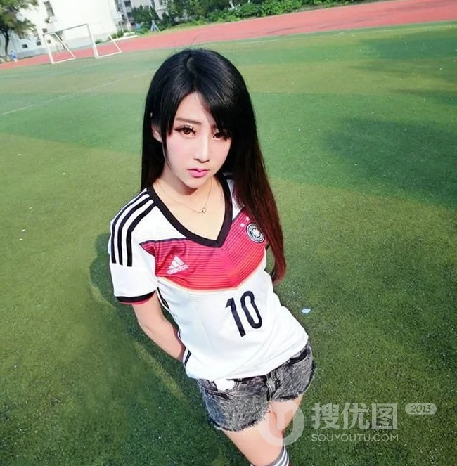 足球宝贝夏小薇绿茵场唯美图片