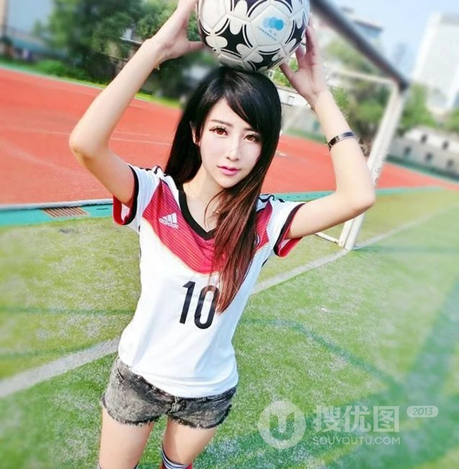 足球宝贝夏小薇绿茵场唯美图片