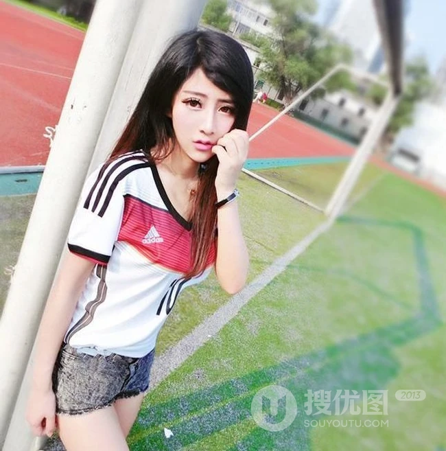 足球宝贝夏小薇绿茵场唯美图片