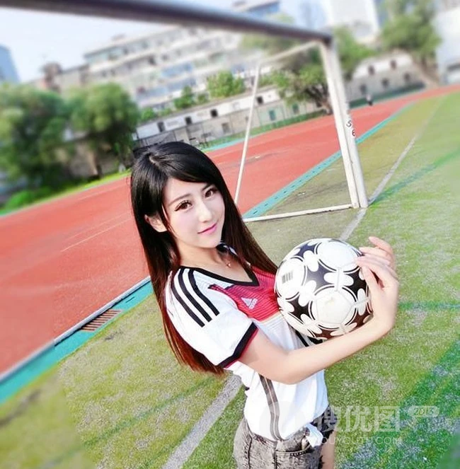 足球宝贝夏小薇绿茵场唯美图片