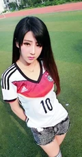 足球宝贝夏小薇绿茵场唯美图片