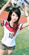 足球宝贝夏小薇绿茵场唯美图片