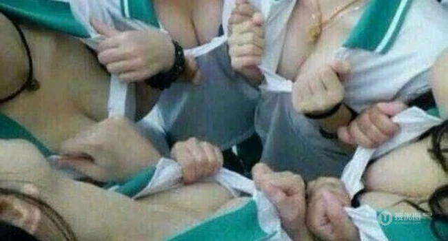 女生宿舍里那些被虐待的校服