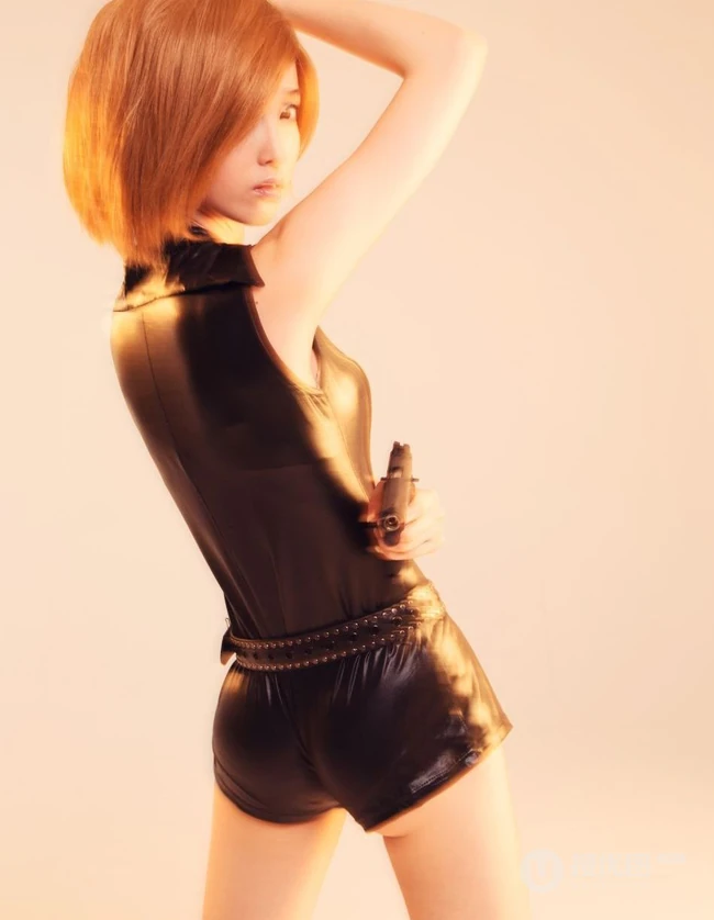 吕瑶黑色紧身皮衣，游戏cosplay大图。