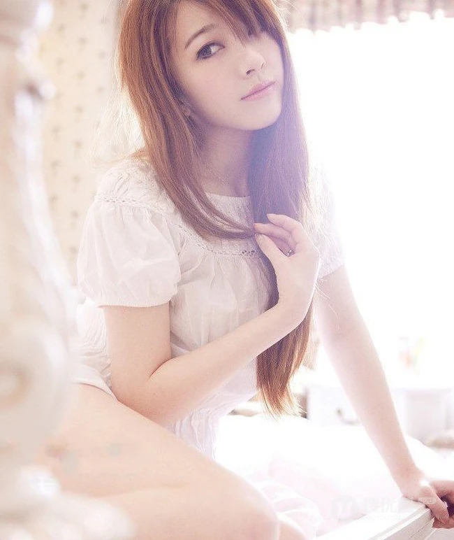 女生的紧身短裤、线条感、室内美图