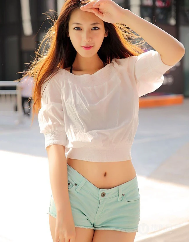 女生的紧身短裤、线条感、室内美图