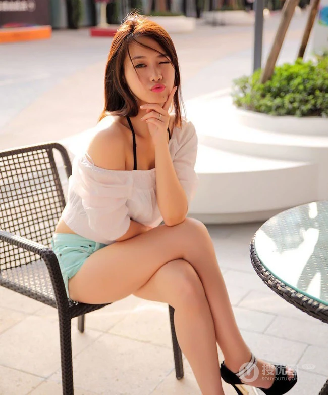 女生的紧身短裤、线条感、室内美图