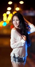 女生街拍之灯火阑珊，夜色迷离。
