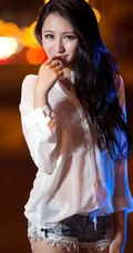 女生街拍之灯火阑珊，夜色迷离。