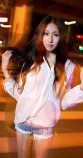 女生街拍之灯火阑珊，夜色迷离。
