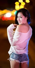 女生街拍之灯火阑珊，夜色迷离。