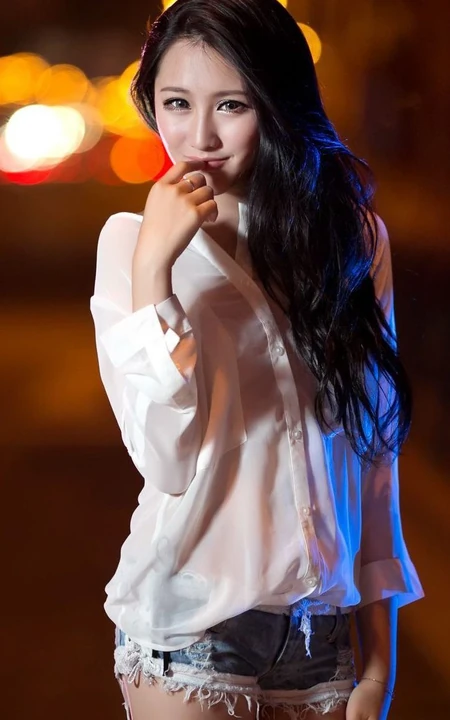 女生街拍之灯火阑珊，夜色迷离。