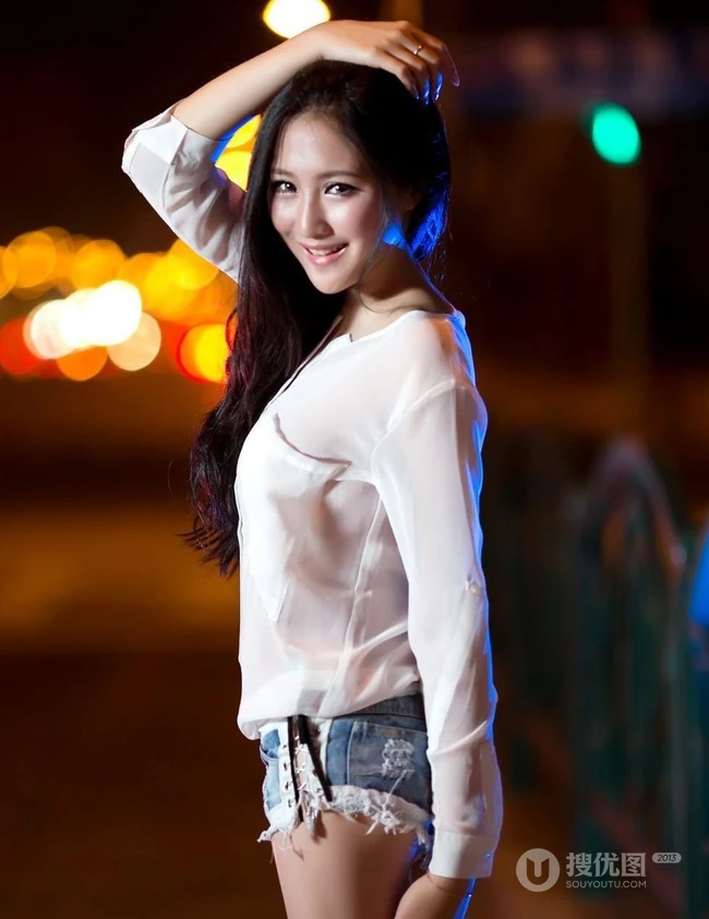 女生街拍之灯火阑珊，夜色迷离。