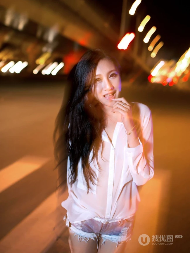 女生街拍之灯火阑珊，夜色迷离。