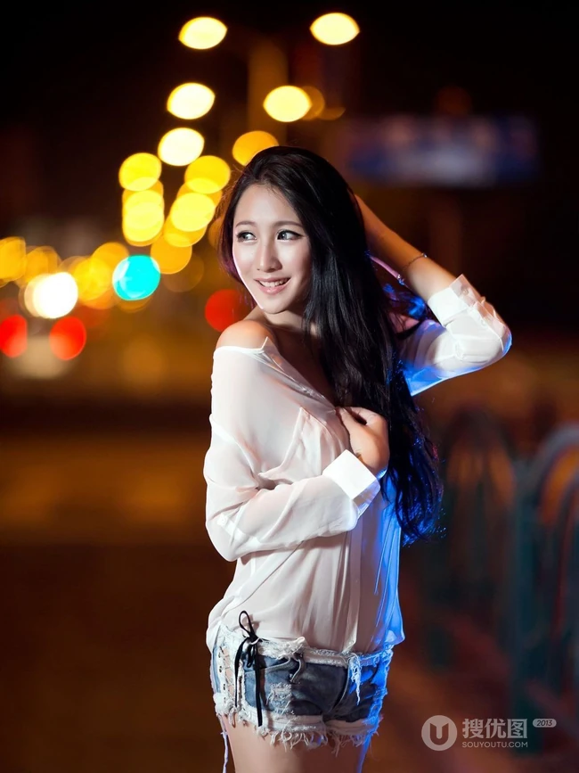 女生街拍之灯火阑珊，夜色迷离。