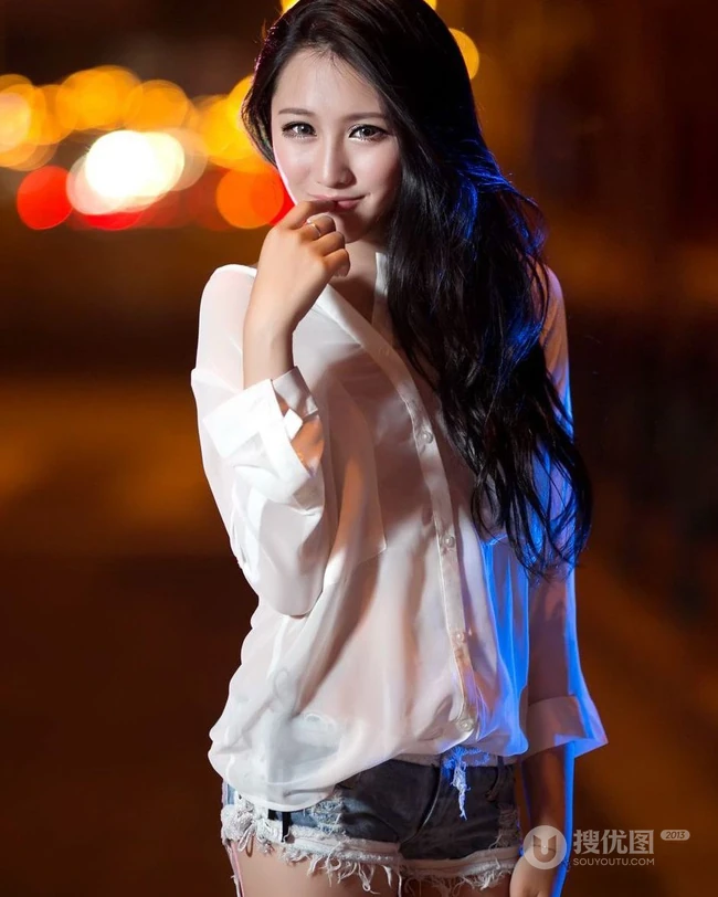 女生街拍之灯火阑珊，夜色迷离。