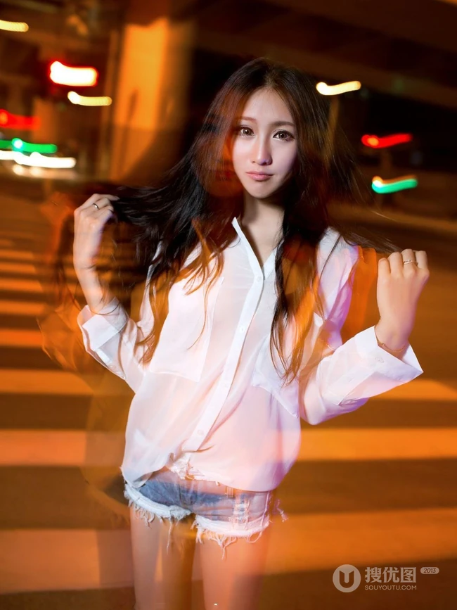 女生街拍之灯火阑珊，夜色迷离。