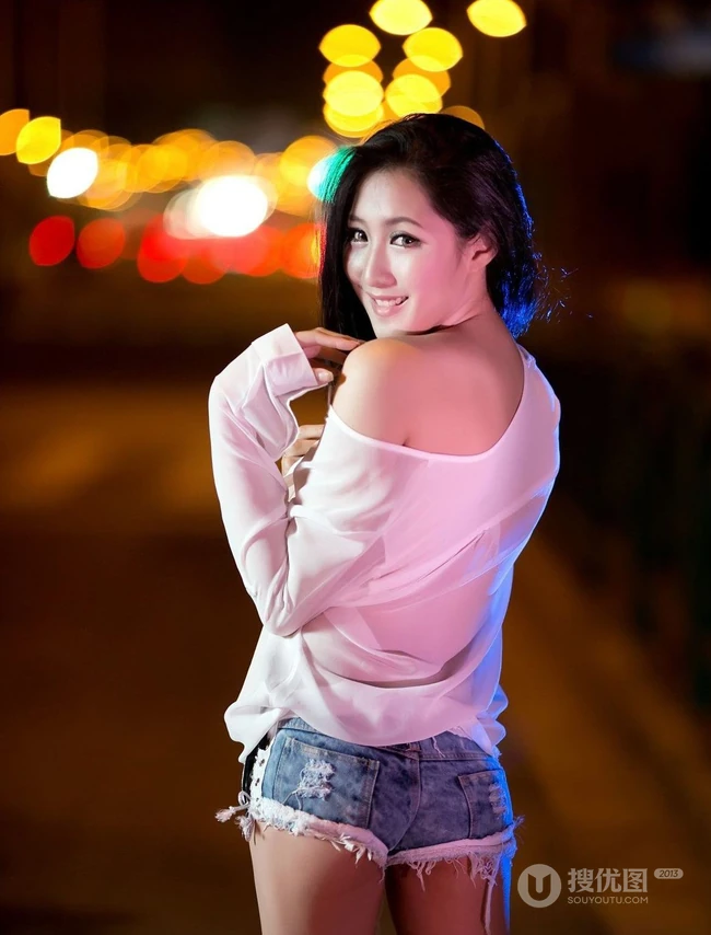 女生街拍之灯火阑珊，夜色迷离。