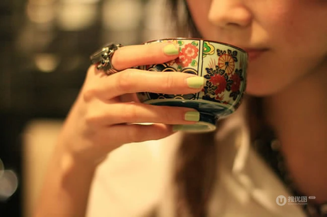 一杯清茶~逆光LOMO风意境图片