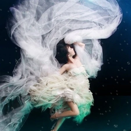 掉入爱情海 穿婚纱的女生海底风景唯美QQ头像