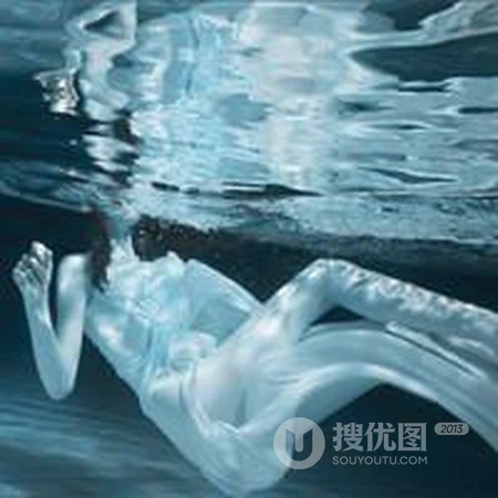 掉入爱情海 穿婚纱的女生海底风景唯美QQ头像