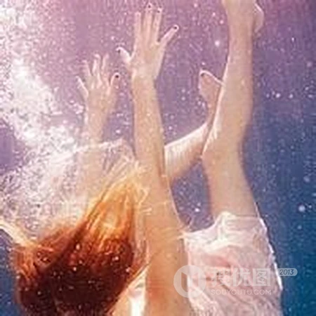 掉入爱情海 穿婚纱的女生海底风景唯美QQ头像