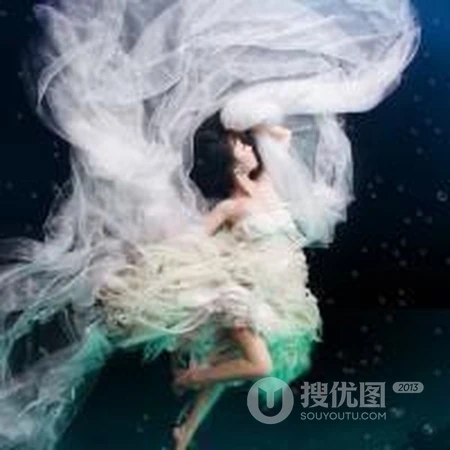 掉入爱情海 穿婚纱的女生海底风景唯美QQ头像