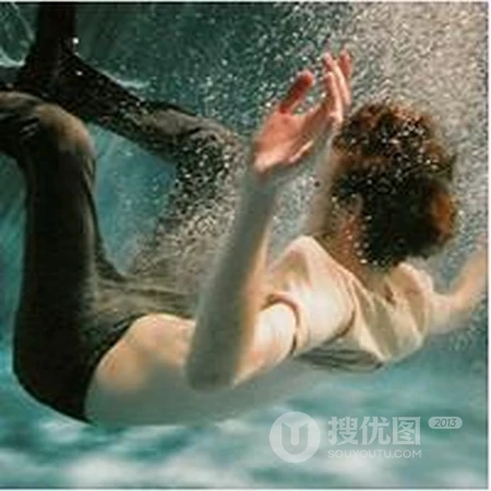 掉入爱情海 穿婚纱的女生海底风景唯美QQ头像