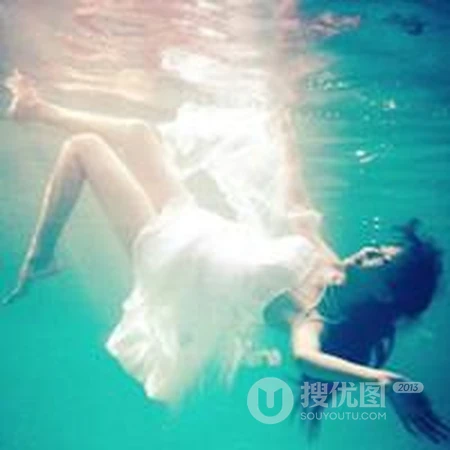 掉入爱情海 穿婚纱的女生海底风景唯美QQ头像