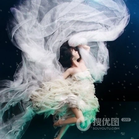掉入爱情海 穿婚纱的女生海底风景唯美QQ头像