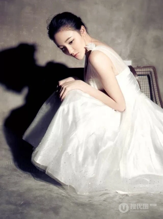 清新女生 唯美婚纱展甜美笑容