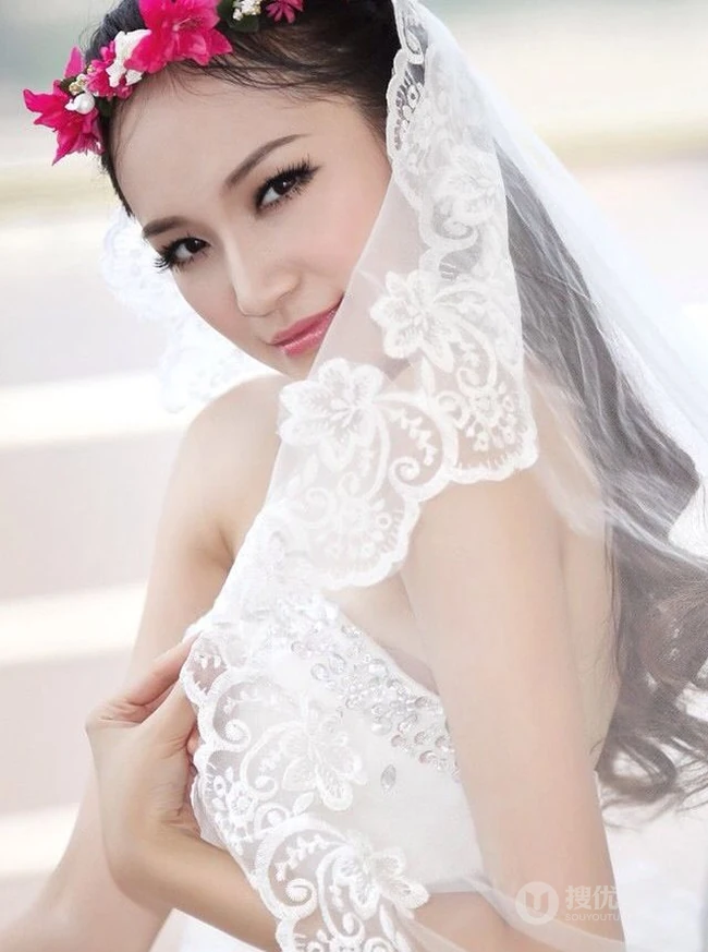 清新女生 唯美婚纱展甜美笑容