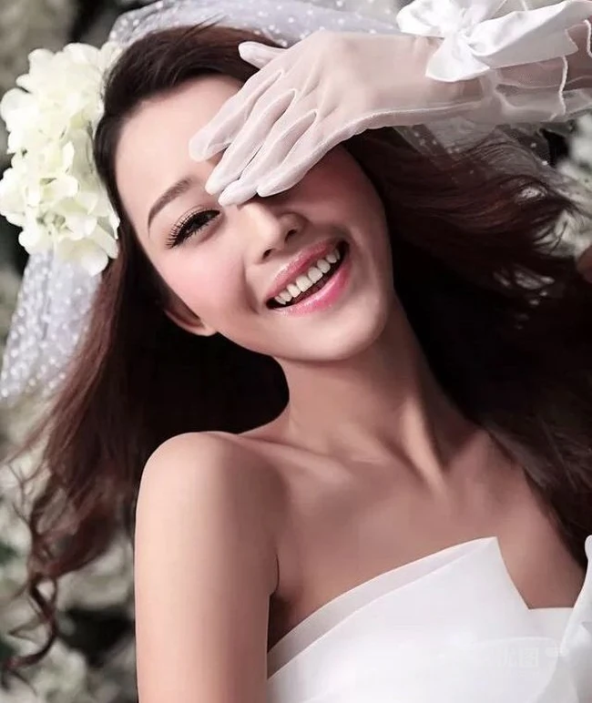 清新女生 唯美婚纱展甜美笑容